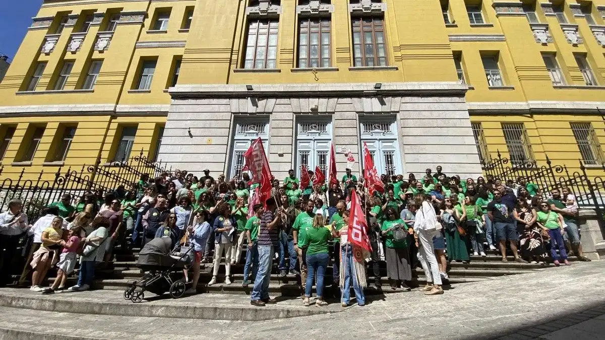 Conflicto Educativo en Cantabria: Huelgas y Demandas de los Docentes