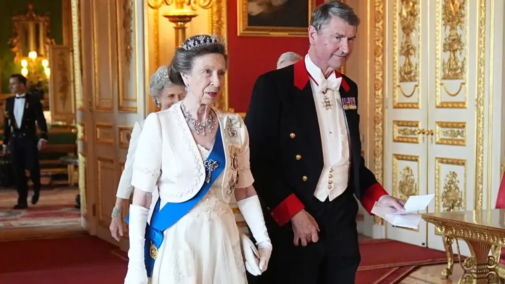 La Princesa Ana: 75 Años de Deber y Controversia en la Monarquía Británica