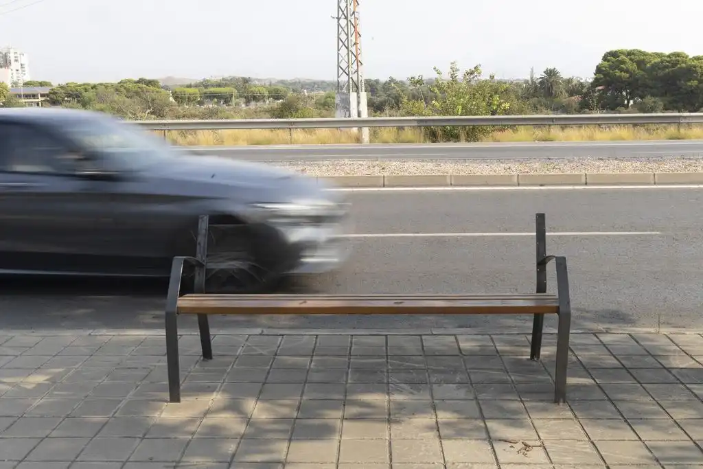 La Desaparición de los Respaldo en los Bancos de la Avenida de la Caja de Ahorros de Alicante