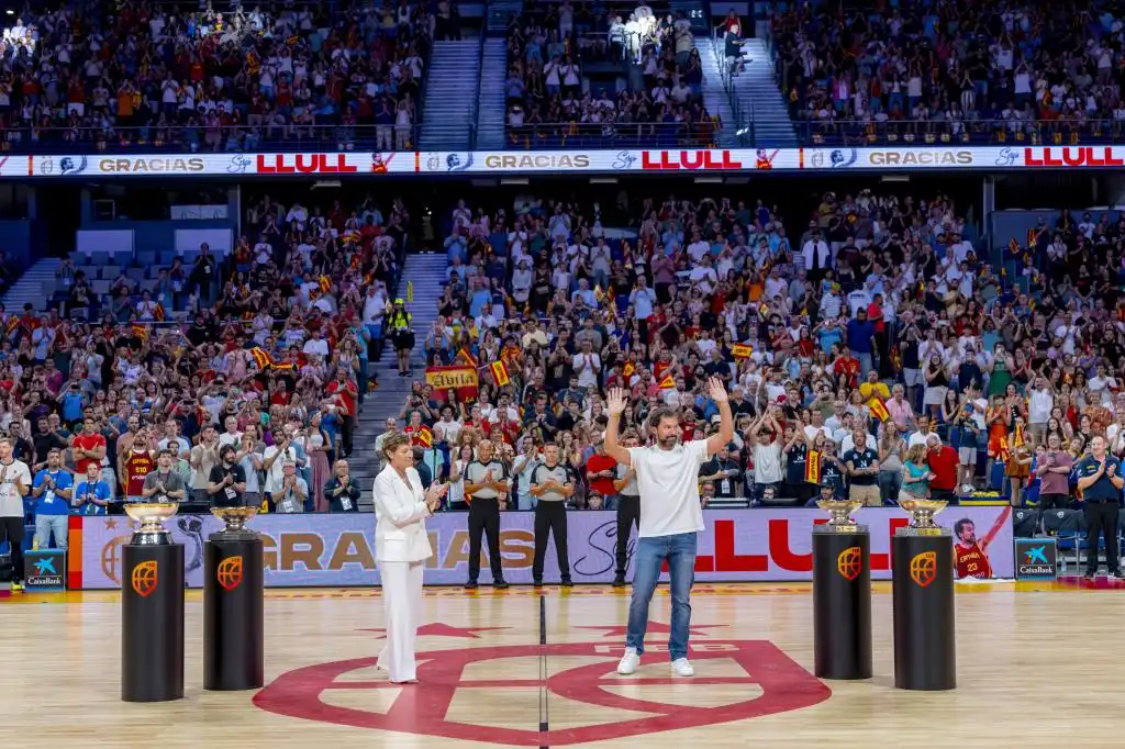 La Emotiva Despedida de Sergio Llull y Sergio Scariolo en el Baloncesto Español