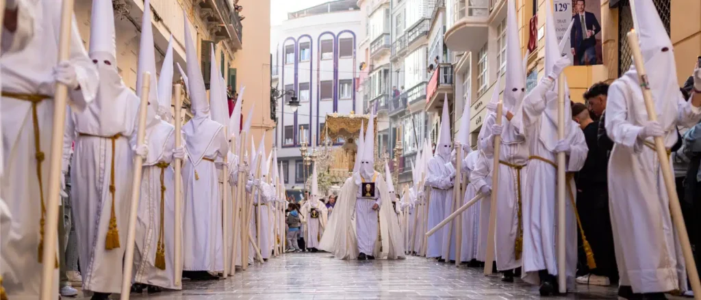 Celebraciones y Desafíos en Málaga: Procesiones y Emergencias