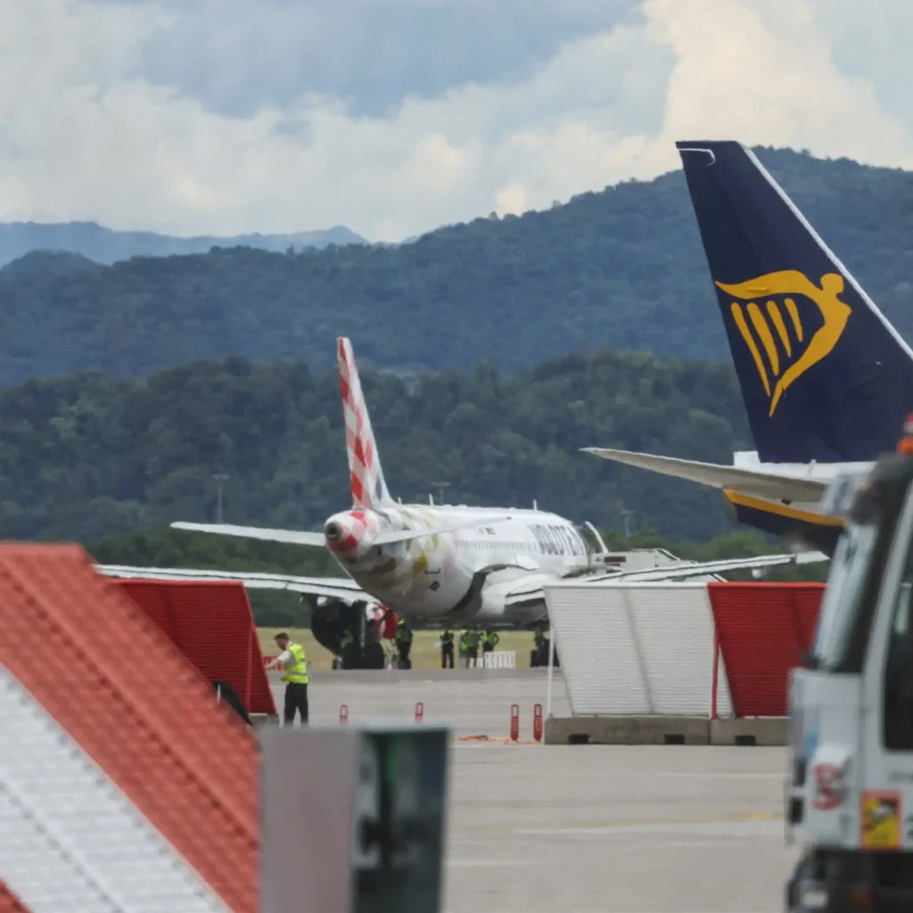 Tragedia en Milán: Una mujer fallece tras el impacto de un hombre en un intento de suicidio