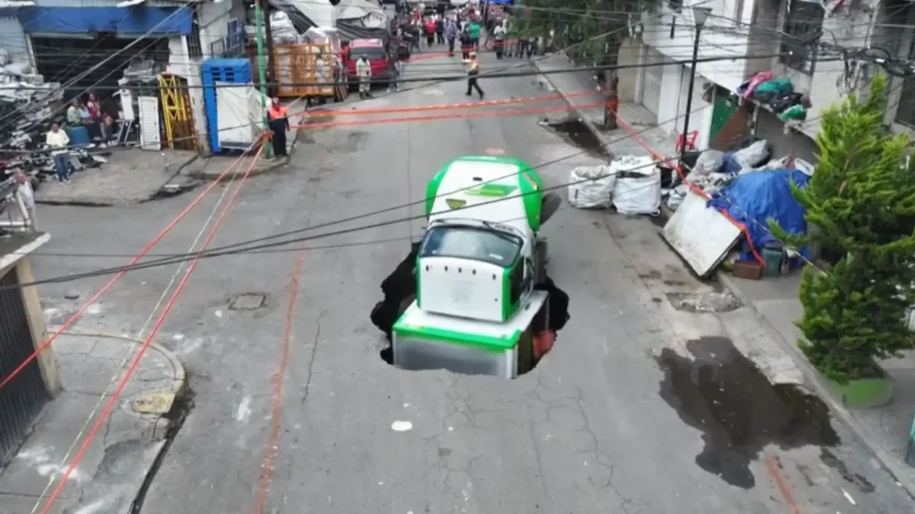 Impactante Socavón Engulle Camión en Ciudad de México