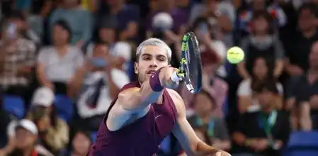 Carlos Alcaraz avanza a cuartos en el ATP 500 de Tokio