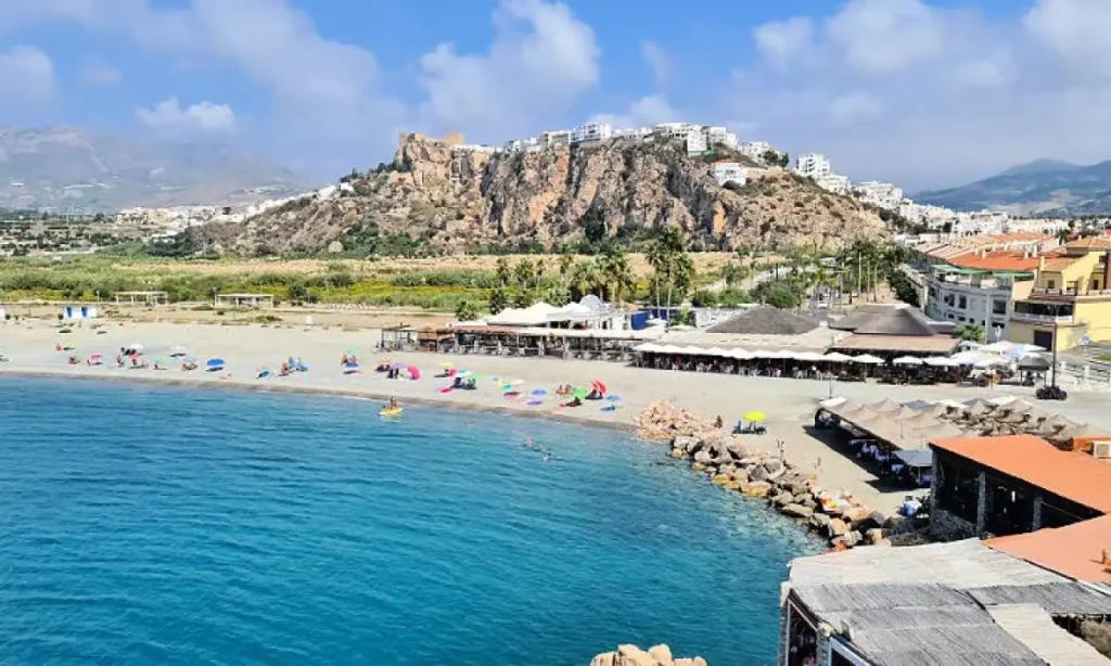 Salobreña: De Isla a Fortaleza en la Costa Tropical de Granada