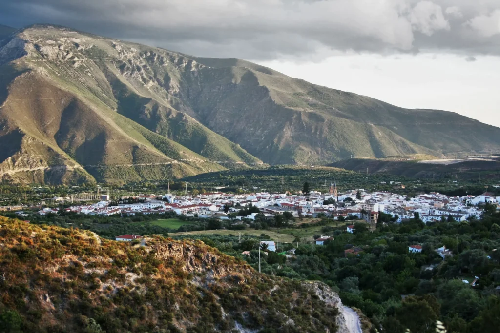 Órgiva: Un Refugio de Cultura y Naturaleza en la Alpujarra