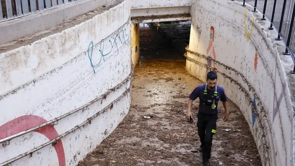 Impacto de las Fuertes Lluvias en Valencia y Tarragona: Alerta Roja y Suspensión de Clases