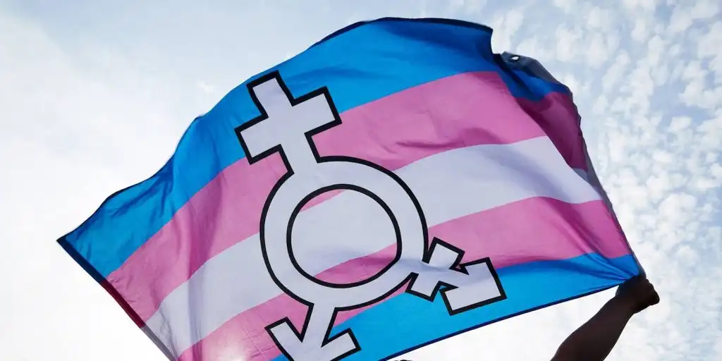 El Desplazamiento Forzado del Colectivo LGTBI+: Un Análisis del ‘Sexilio’ en España