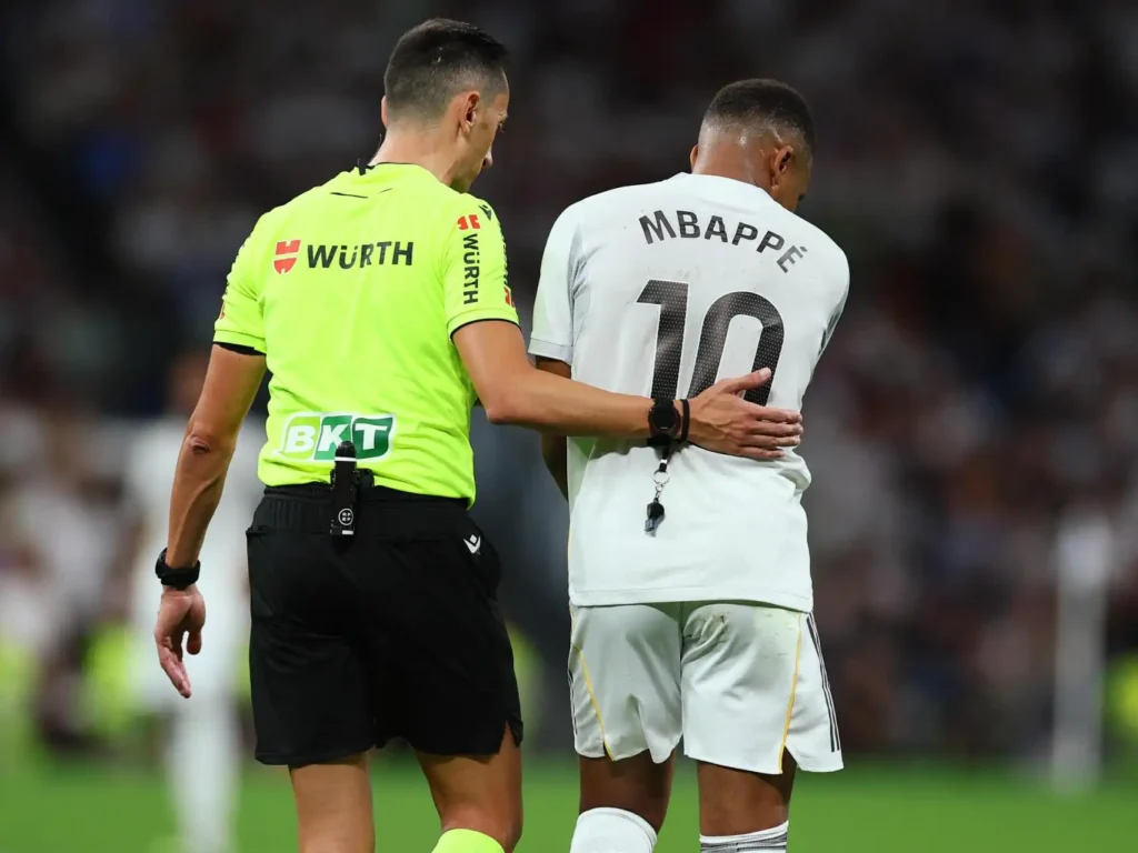 Conflicto en el Arbitraje Español: La Controversia entre el Actual y el Anterior Jefe del VAR