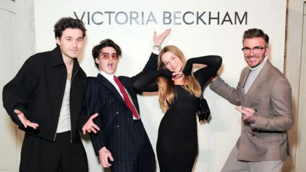 Victoria Beckham Brilla en París: Un Desfile Familiar y Estilo Deslumbrante