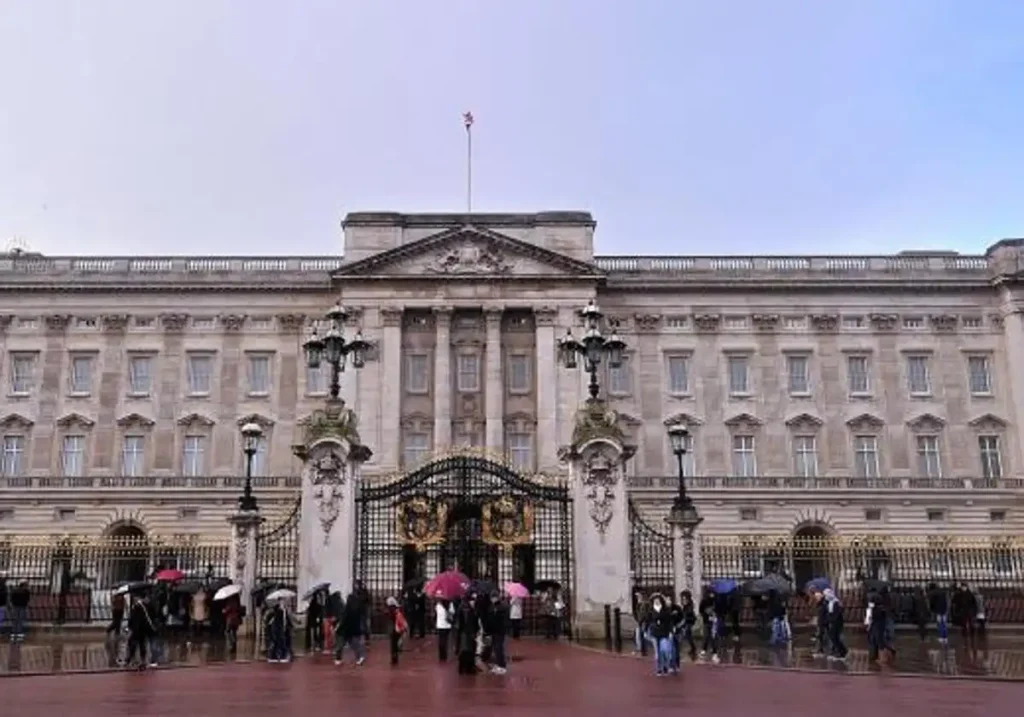 El Palacio de Buckingham se Prepara para una Navidad Benéfica