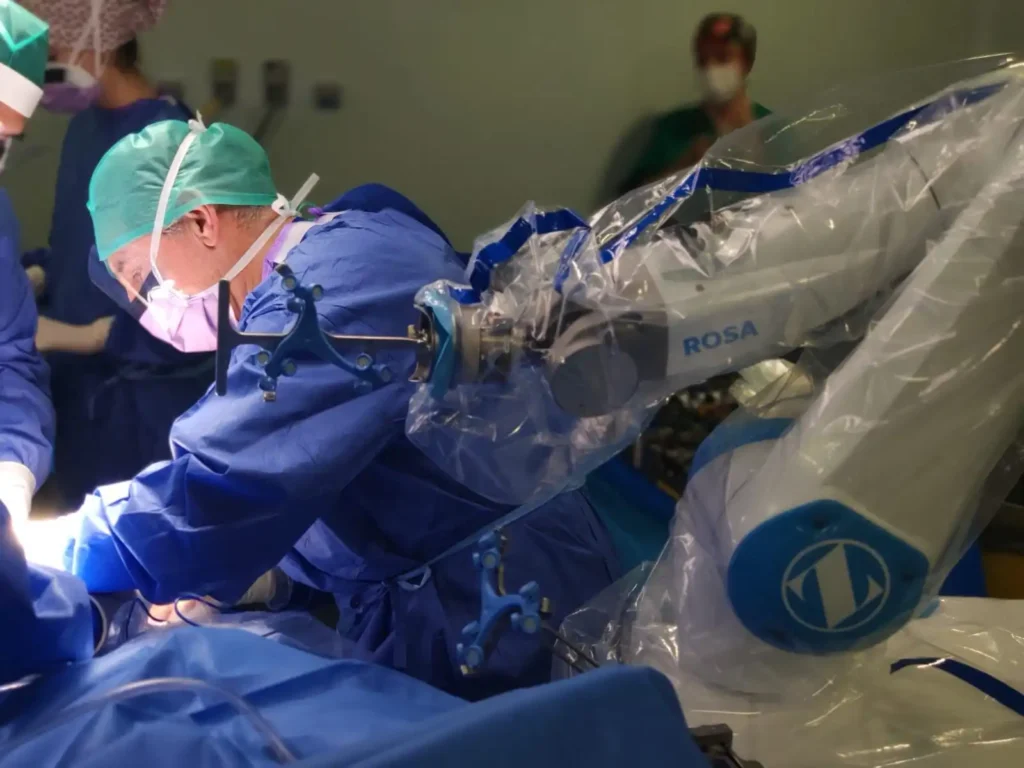 Avances en Cirugía Robótica: El Hospital Clínico de València Lidera la Innovación en Prótesis de Cadera