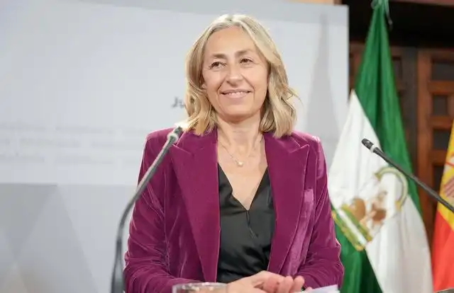 Crisis en la Sanidad Andaluza: Dimisión de la Consejera de Salud y sus Consecuencias