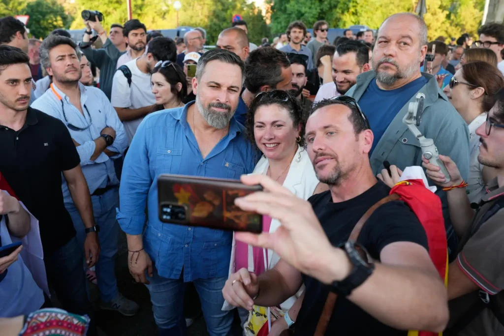 Abascal se aleja de la celebración nacional en protesta contra el Gobierno