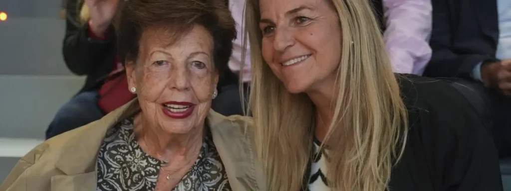 Reencuentro Emotivo: Arantxa Sánchez Vicario y su Madre en el 25 Aniversario de los Juegos de Sídney