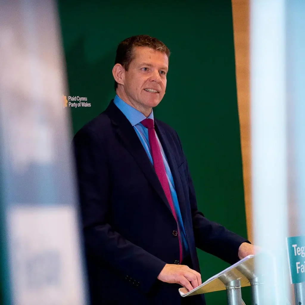 Plaid Cymru Logra una Victoria Histórica en Caerphilly: Un Cambio en el Panorama Político Galés