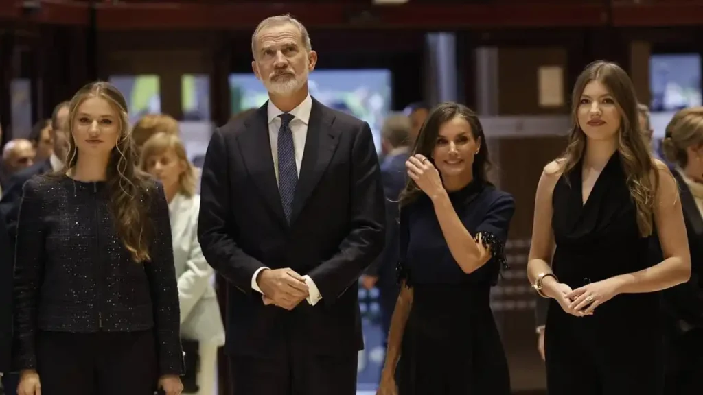 La Elegancia Familiar: La Reina Letizia y sus Hijas en el Reconquista