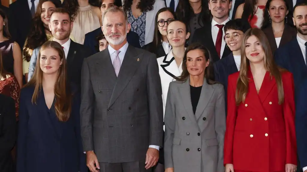 La Elegancia Familiar: La Reina Letizia y sus Hijas Deslumbran en el Reconquista
