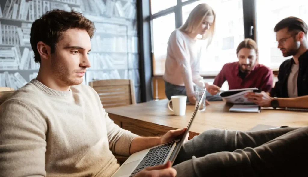 El Teletrabajo y la Generación Joven: Un Riesgo Inminente