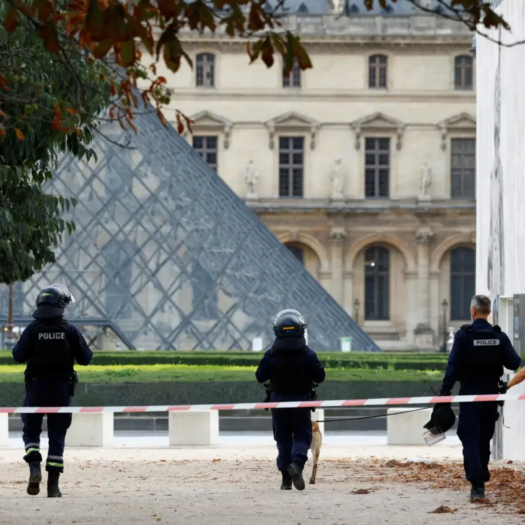 El Louvre y el Impacto de la Crisis Económica en su Seguridad