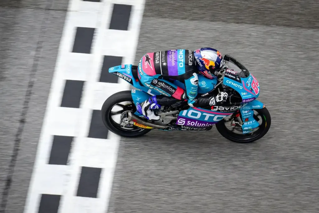 Triunfo y Desafíos en la Carrera de Moto3 en Sepang