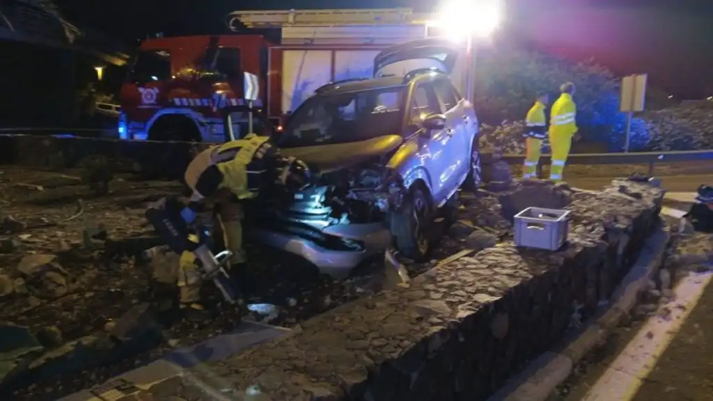 Accidente de Tráfico en Santa Cruz: Heridos y Caos en la Vía