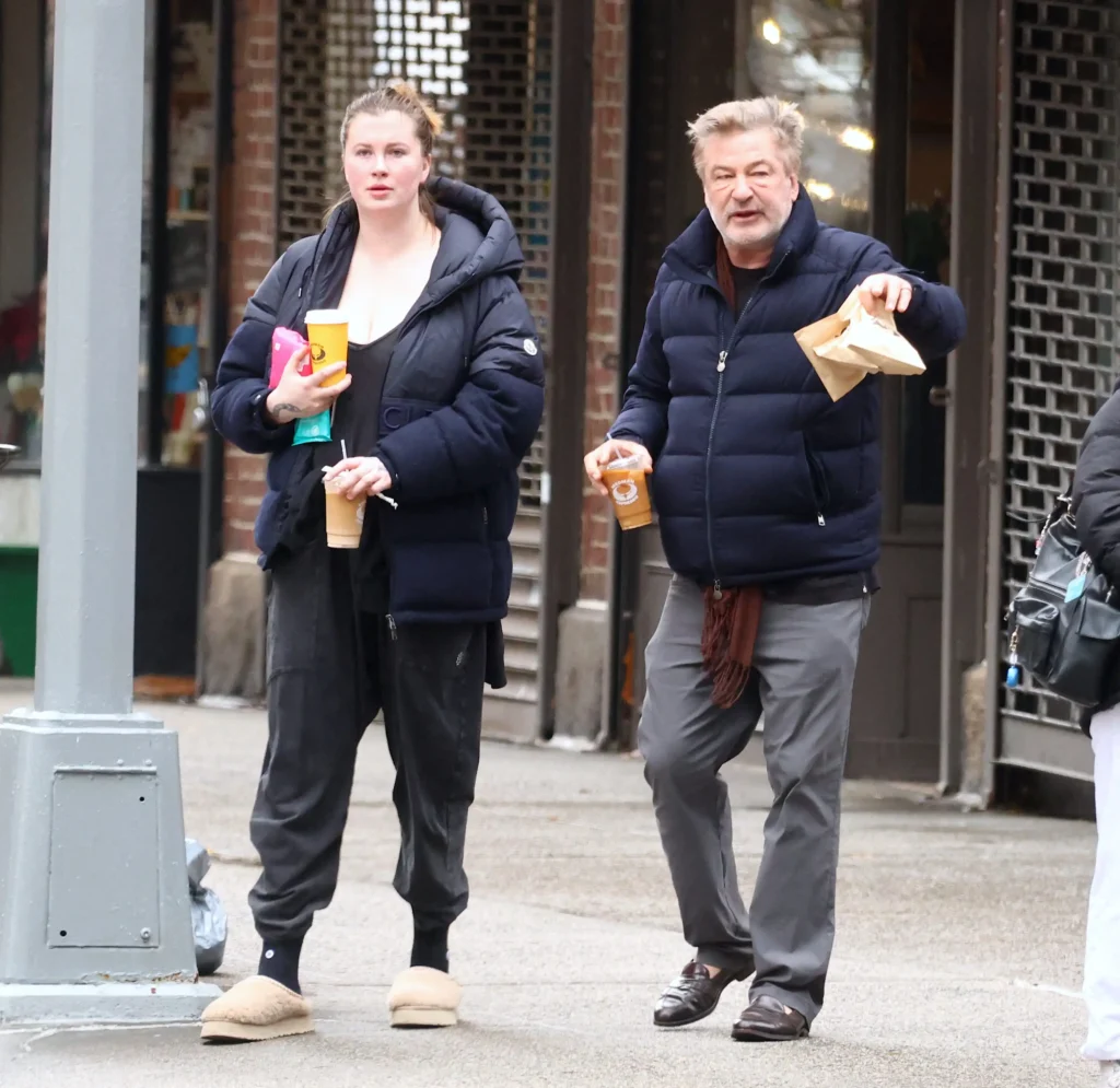 Ireland Baldwin Reflexiona Sobre Su Infancia y la Libertad Personal