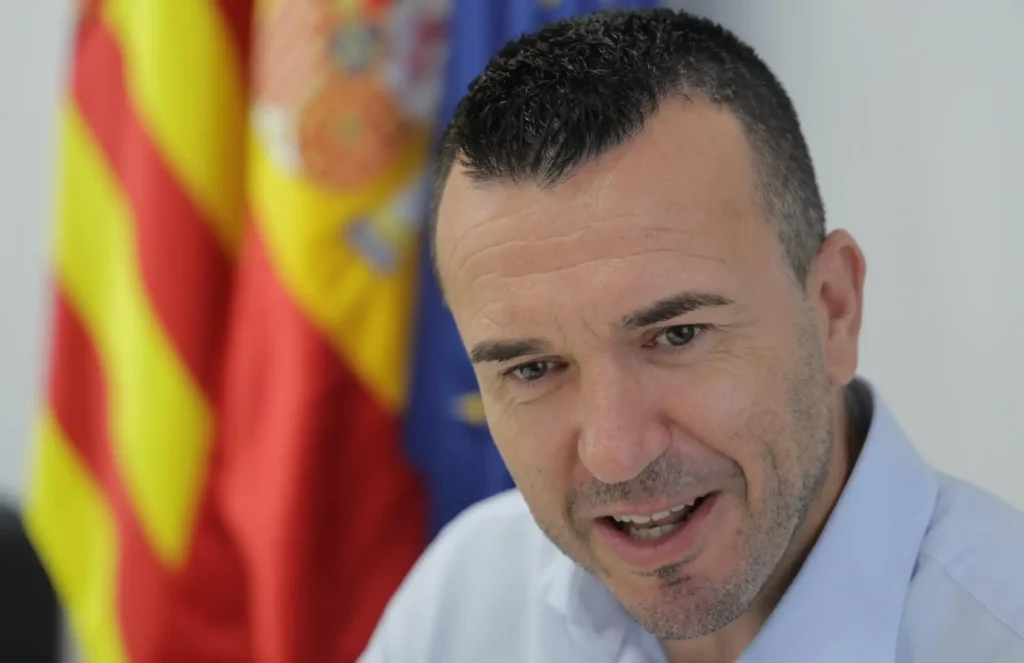 Vicent Mompó y su Futuro Político: Reflexiones en un Desayuno Informativo