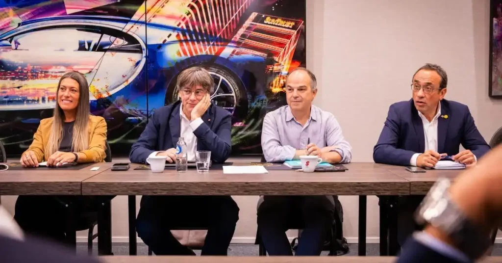 Decisiones Cruciales en Junts: La Cúpula se Reúne para Evaluar su Futuro Político
