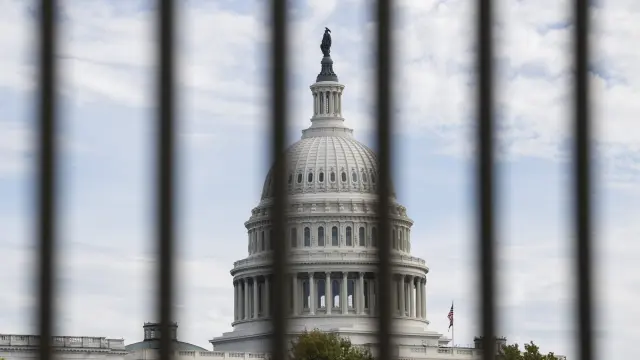 Cierre Federal en EE.UU.: Impacto en la Ayuda Alimentaria y el Transporte Aéreo