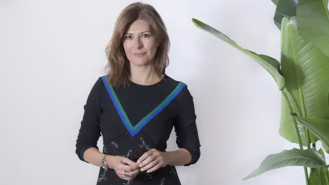 Lara Siscar: La voz que guía un homenaje a las víctimas de la dana