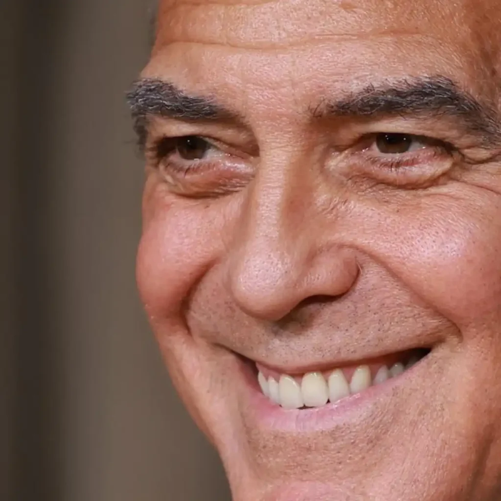 George Clooney: De la Fiesta al Brindis Sin Alcohol