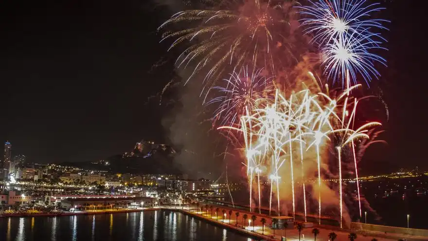 Alicante se despide de los fuegos artificiales en la playa del Cocó