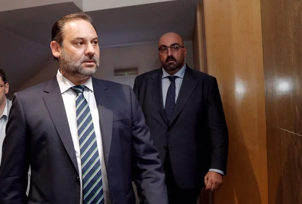 Ábalos Defiende su Uso de Papel en el Supremo