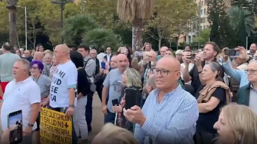 Carlos Mazón enfrenta la desaprobación pública en su primer acto tras el funeral de Estado