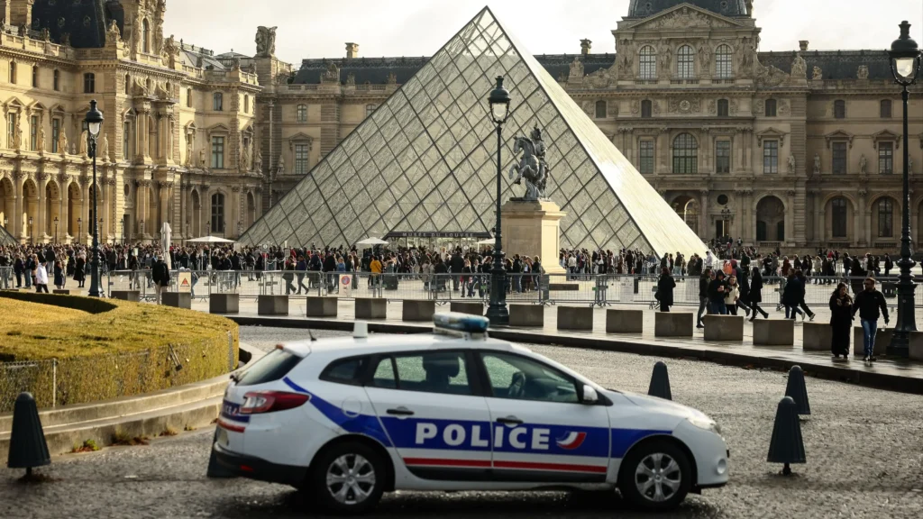Detenidos por el Robo en el Museo del Louvre: Un Caso que Sacude a Francia