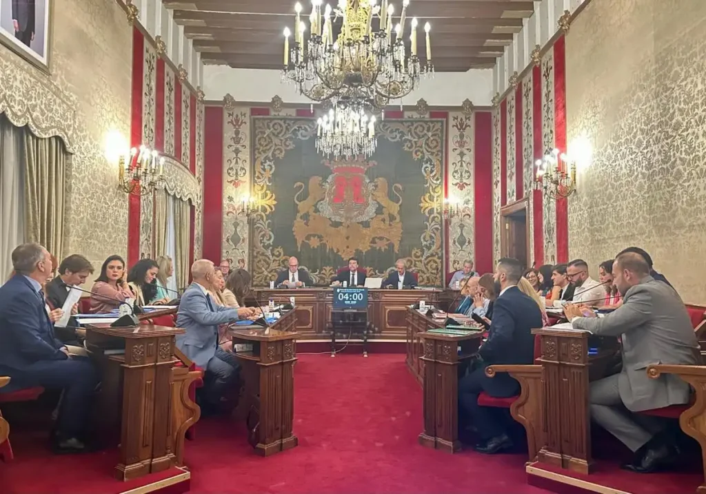 Debates y Desafíos en el Pleno Municipal de Alicante: Un Análisis de la Sesión de Octubre