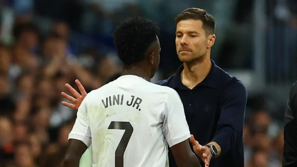 Xabi Alonso y el ‘Caso Vinicius’: Un Enfoque de Liderazgo en el Real Madrid