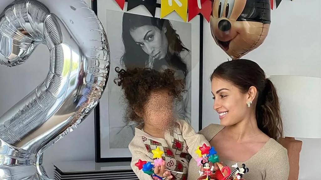 Hiba Abouk Celebra su Cumpleaños con una Fiesta Familiar y Sorpresas