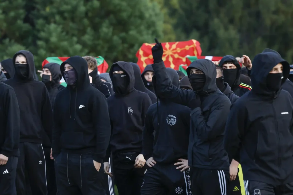 Disturbios en Pamplona: Enfrentamientos tras la suspensión de un acto político