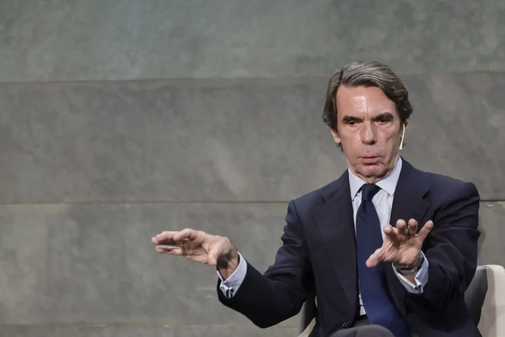 Aznar Lanza Críticas a Vox Durante la Presentación de su Nuevo Libro