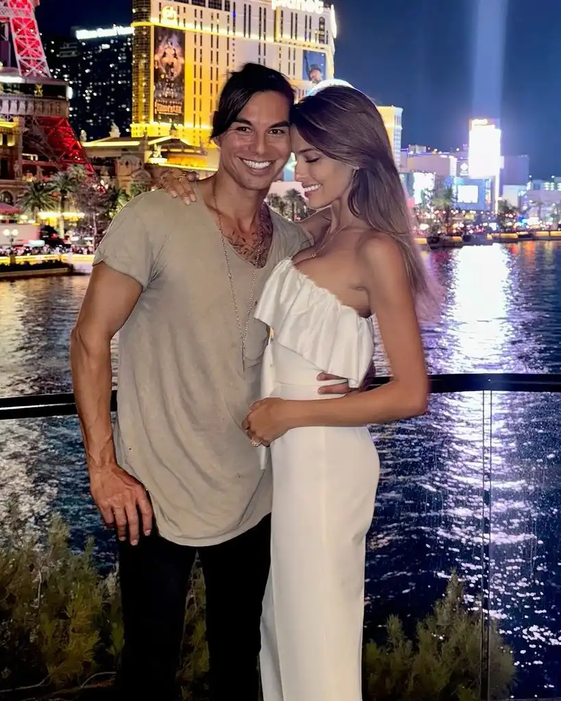 Julio Iglesias Jr. y Ariadna Romero: Dos años de amor y complicidad en el corazón de República Dominicana