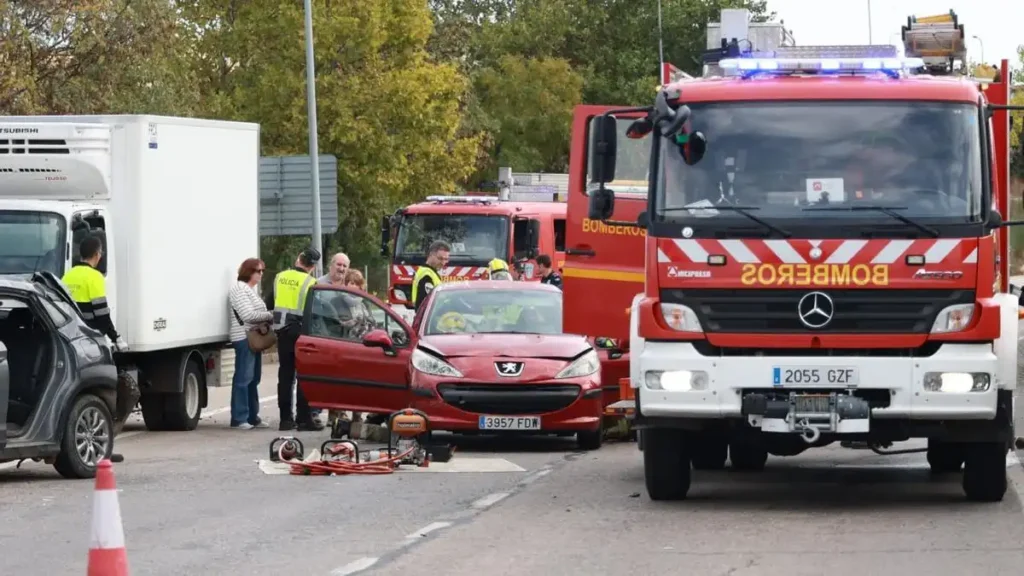 Accidente en la Ronda Norte de Cáceres: Cuatro Vehículos Involucrados y Varias Personas Atrapadas