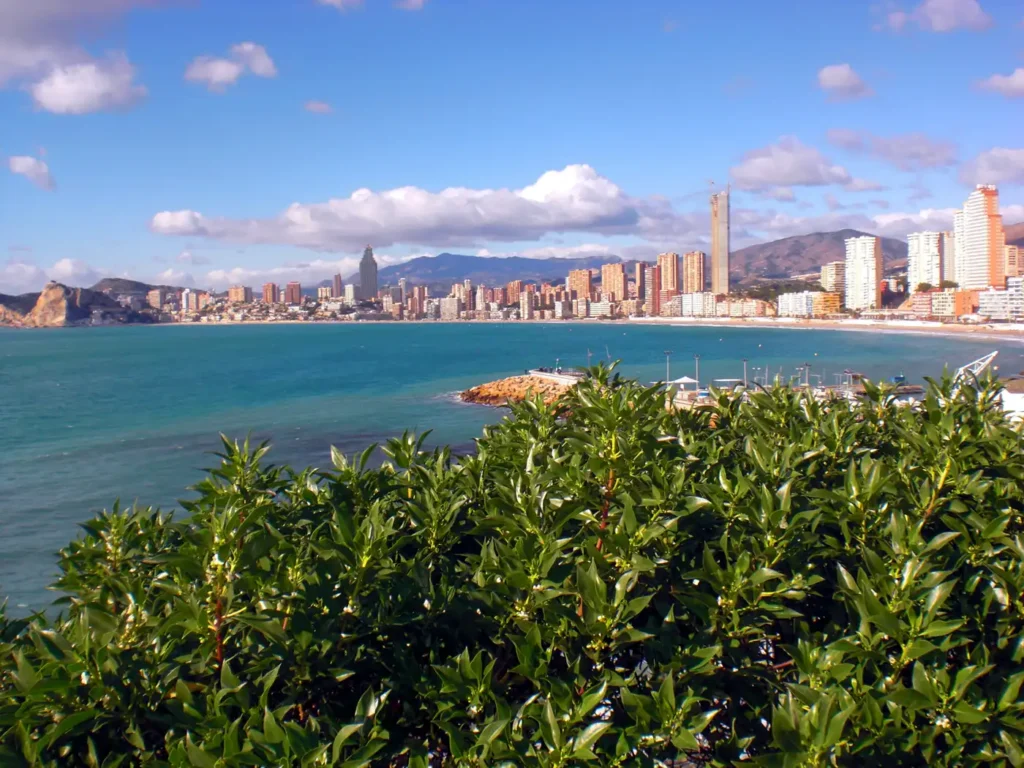 Clima Otoñal en Benidorm: Nubes y Temperaturas Agradables