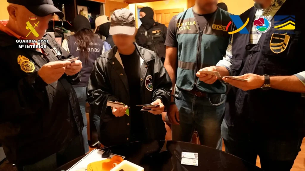 Desmantelamiento de una Red de Narcotráfico en Tenerife: Detenciones y Operativo Policial