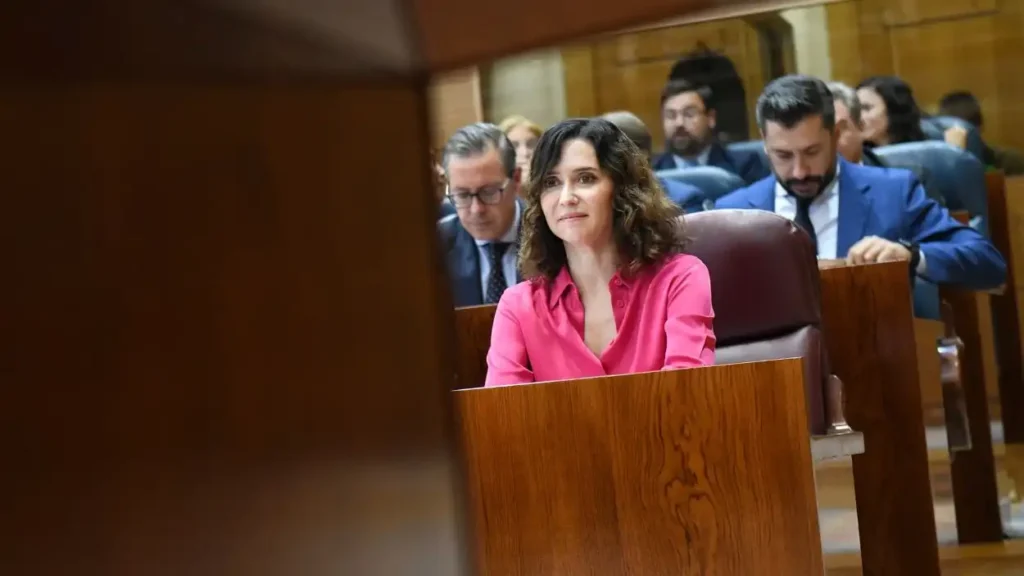 Ayuso y su Estrategia de Provocación en el Pleno de la Asamblea