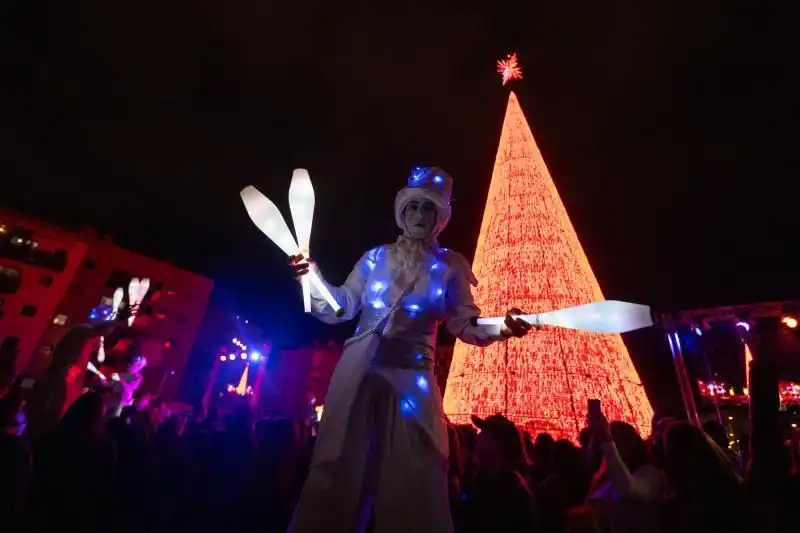 Badalona se Prepara para una Navidad Brillante con su Gran Árbol Metálico
