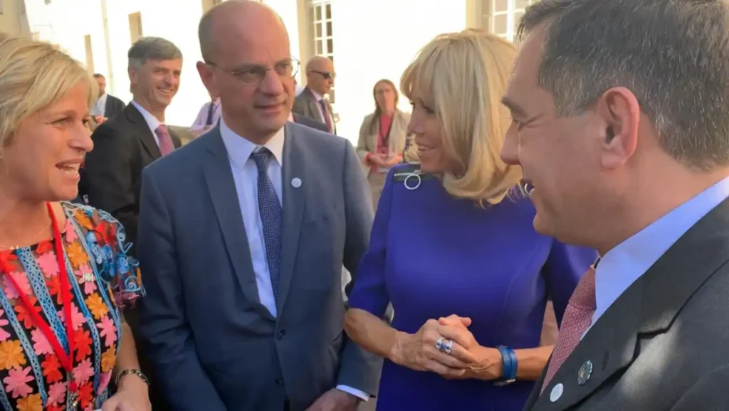 Brigitte Macron: Una Voz Firme Contra el Acoso Escolar y Digital