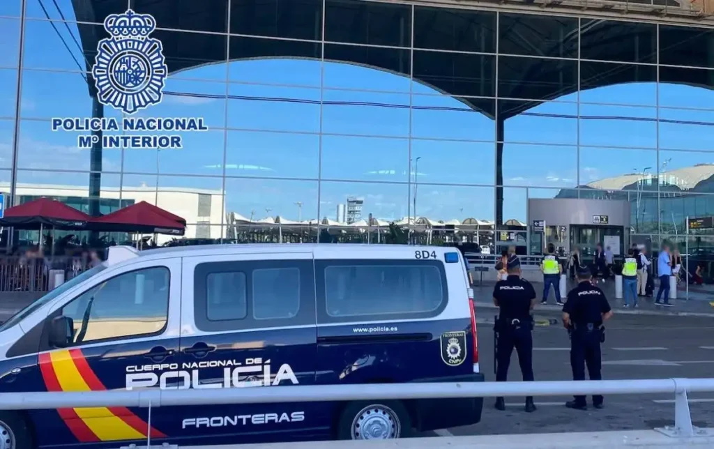 Detención de un Fugitivo en el Aeropuerto de Alicante: Un Robo con Violencia que Regresa a la Justicia