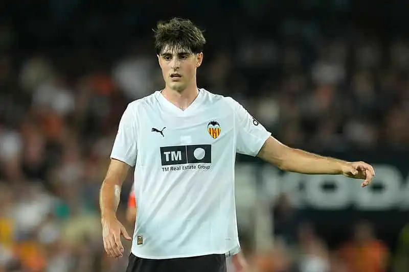 Crisis en el Valencia: La Decisión de Corberán y el Futuro de Javi Guerra